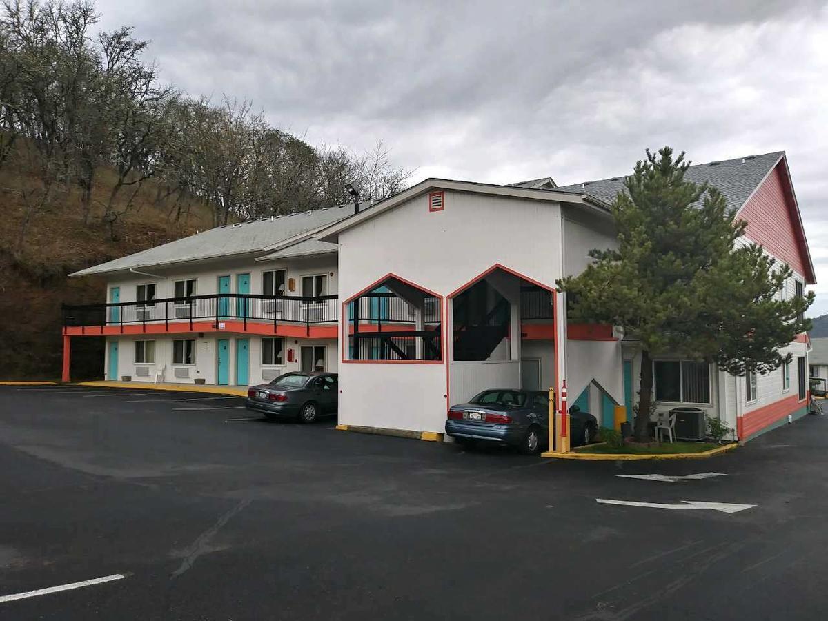 Howard Johnson By Wyndham Roseburg Buitenkant foto
